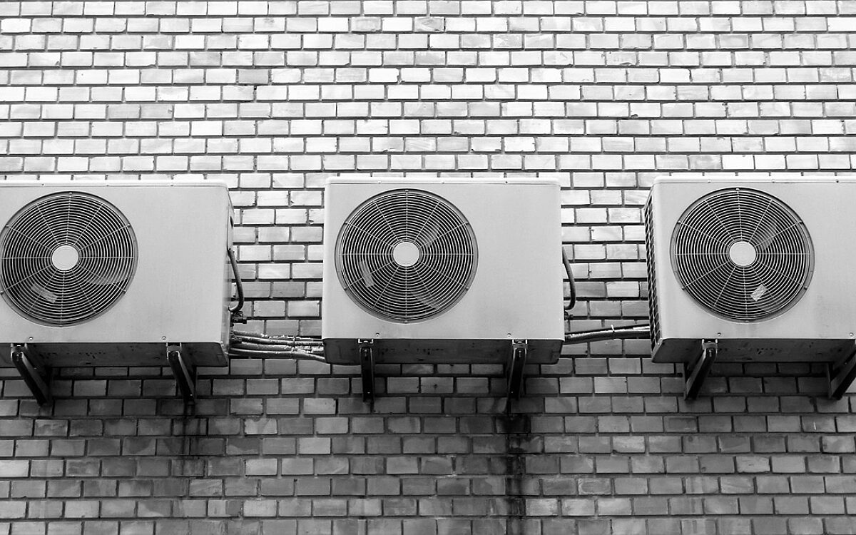 Mehrere Luftfilter an einer Hauswand Mehrere Luftfilter an einer Hauswand